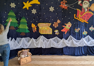 Nauczycielka wskazująca gwiazdę na niebie w scenografii