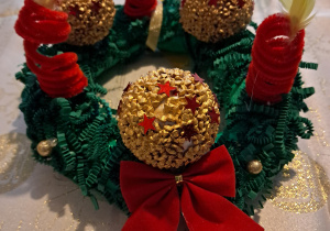 Stroik laureatki 1 miejsca Wieniec z bombkami i świeczkami