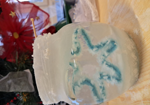 Mała gwiazdka zanurzona w słoiku z roztworem solnym pokryta kryształkami soli