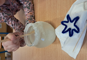 Dziecko miesza patyczkiem w słoiku roztwór solny