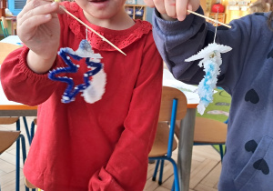 Dzieci oglądają małe gwiazdki pokryte kryształkami solo, które wyjęły ze słoików z roztworem solnym