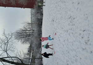 Dzieci bawią się w jazdę figurowa na śniegu