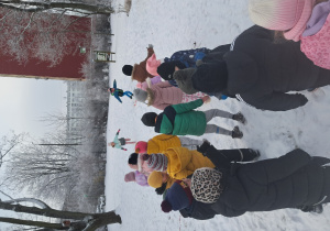 Wyścigi dzieci na śniegu