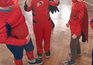 Trzech chłopców w strojach Spidermana