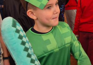 Chłopiec przebrany za postać z gry komputerowej Minecraft