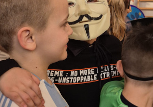 Trzej chłopcy obejmują się przyjacielsko