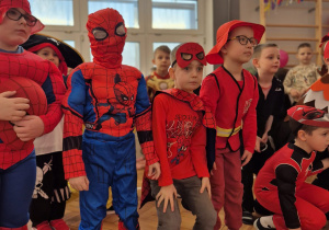 Chłopcy przebrani za Super Bohaterów