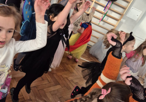 Tańczące wesoło dzieci