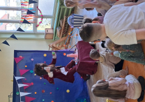 Aktor przeprowadza eksperyment z wulkanem, czyli nalewa miksturę do butelki, z której wylewa się spieniona ciecz