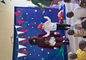 Dziewczynka porusza rękami jak ptak