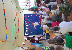 Dziewczynka wykonuje taneczne ruchy