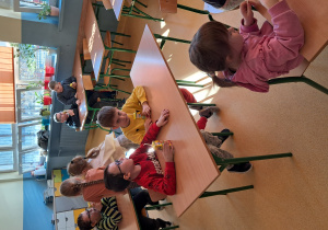 Dzieci podczas przerwy rozmawiają i piją soczek