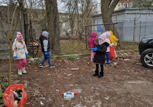 Dzieci rozglądają się, szukając śmieci