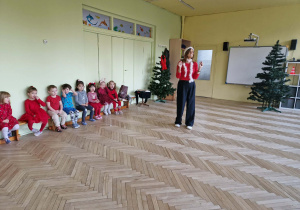 Pani zwraca się do dzieci, proponując im zabawę