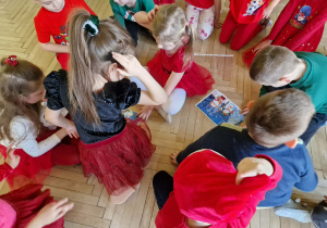 Dzieci przyglądają się gotowej układance