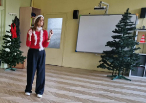 Pani nauczycielka zwraca się do dzieci z propozycją zabawy