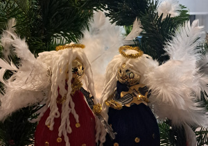 Stroik z aniołkami na tle gałązek