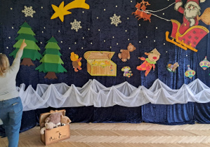 Nauczycielka wskazująca gwiazdę na niebie w scenografii